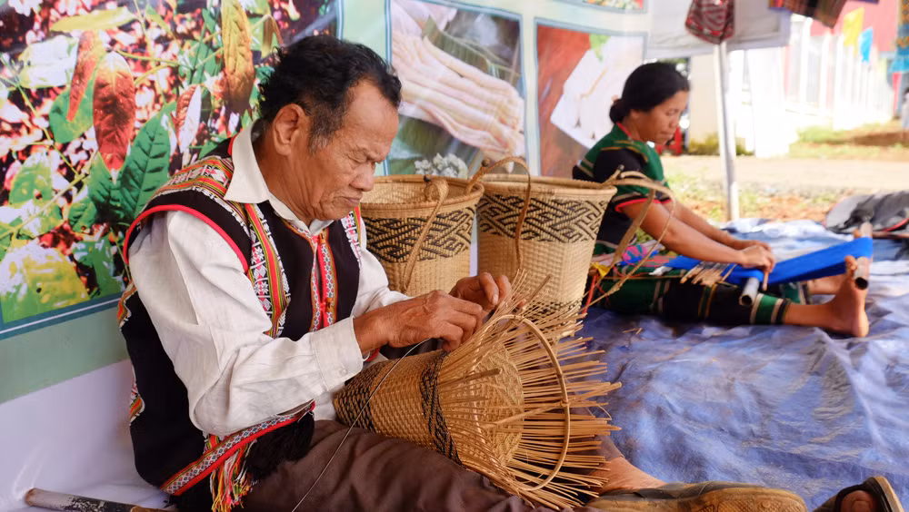 Nghề đan lát của người M’nông.