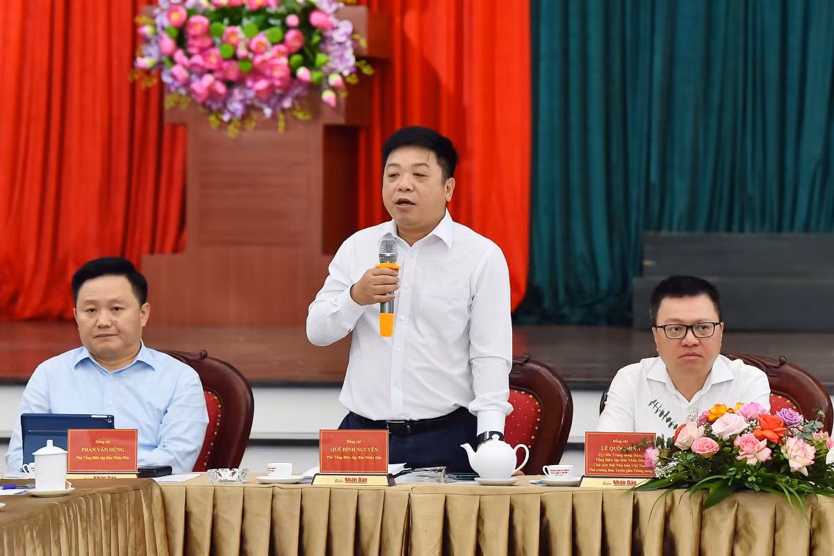 Đồng chí Quế Đình Nguyên, Phó Tổng Biên tập Báo Nhân Dân trả lời một số ý kiến được nêu ra tại hội nghị.