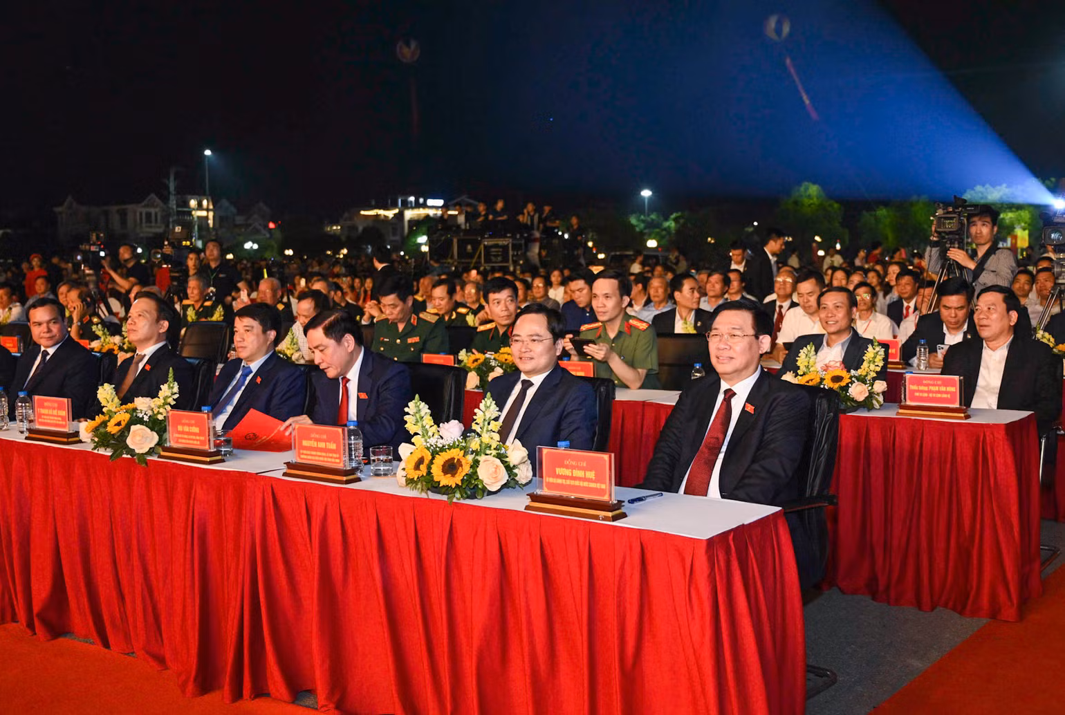 Chủ tịch Quốc hội Vương Đình Huệ cùng các đại biểu và lãnh đạo tỉnh Bắc Ninh dự buổi lễ.