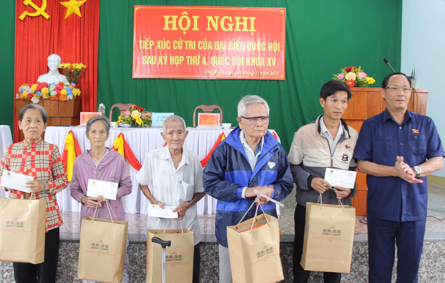 Phó Chủ tịch Quốc hội Trần Quang Phương tặng quà cho các gia đình có hoàn cảnh khó khăn ở thị xã Đức Phổ.