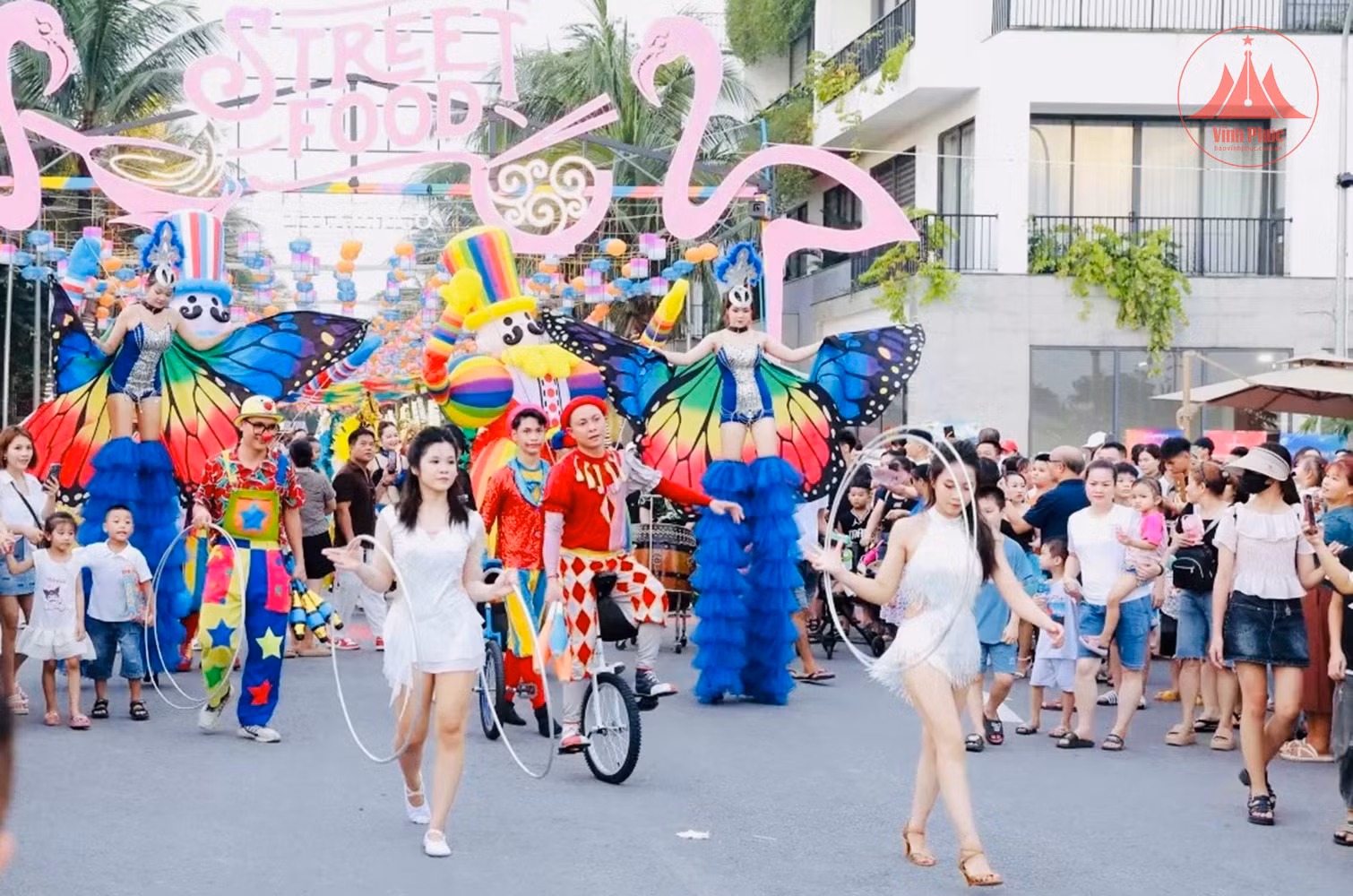 Hàng chục nghìn người tham gia lễ hội đường phố Lala Town. Hàng chục nghìn người tham gia lễ hội đường phố Lala Town.