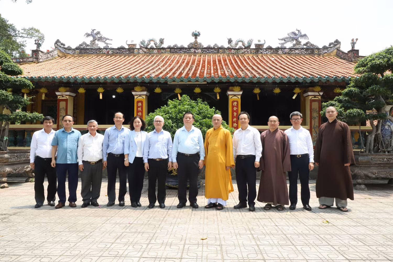 Trưởng Ban Tuyên giáo Trung ương Nguyễn Trọng Nghĩa và Đoàn công tác chụp hình lưu niệm tại Chùa Hội Khánh. Trưởng Ban Tuyên giáo Trung ương Nguyễn Trọng Nghĩa và Đoàn công tác chụp hình lưu niệm tại Chùa Hội Khánh.