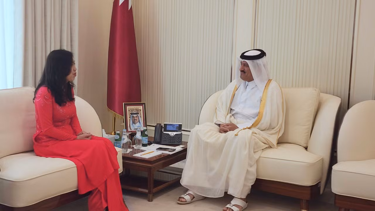 Thứ trưởng Ngoại giao Lê Thị Thu Hằng tiếp xúc với Thứ trưởng Công thương Sultan Bin Rashid Al Khater. Thứ trưởng Ngoại giao Lê Thị Thu Hằng tiếp xúc với Thứ trưởng Công thương Sultan Bin Rashid Al Khater.