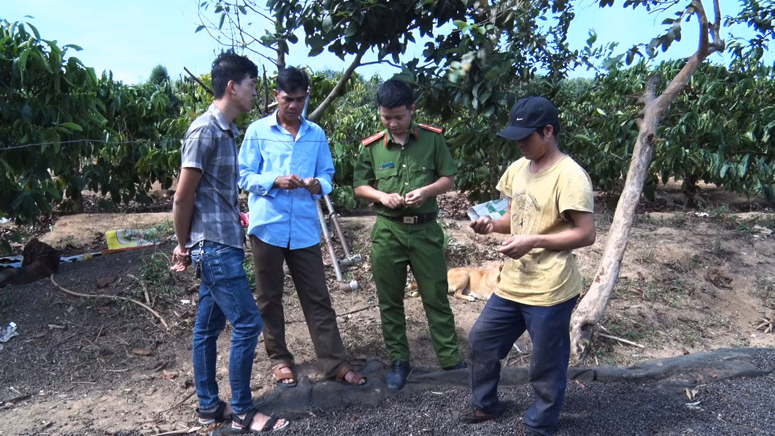 Trưởng thôn A Nẻo (thứ hai từ trái sang) phối hợp công an xã tuyên truyền thu hồi vũ khí, vật liệu nổ.