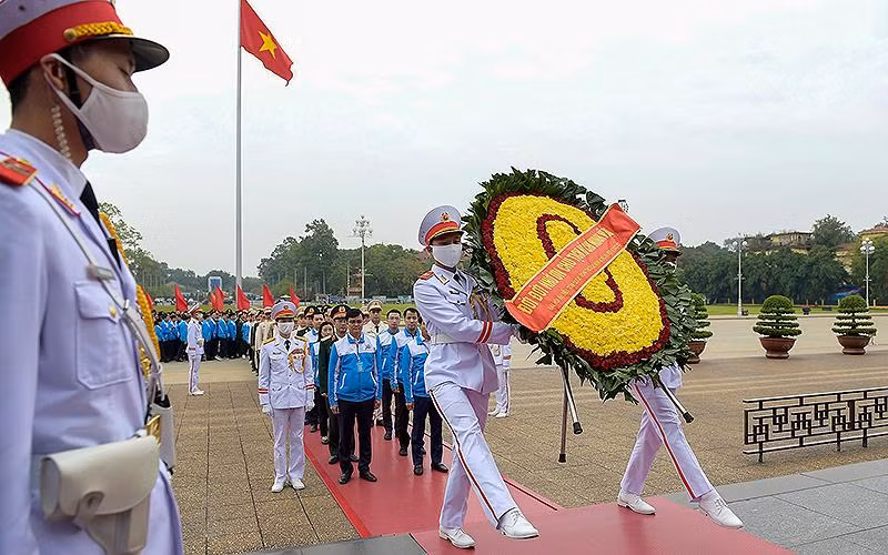 Đồng chí Bùi Quang Huy, Ủy viên dự khuyết Trung ương Đảng, Bí thư thứ nhất Trung ương Đoàn, cùng các đại biểu vào Lăng viếng Bác.