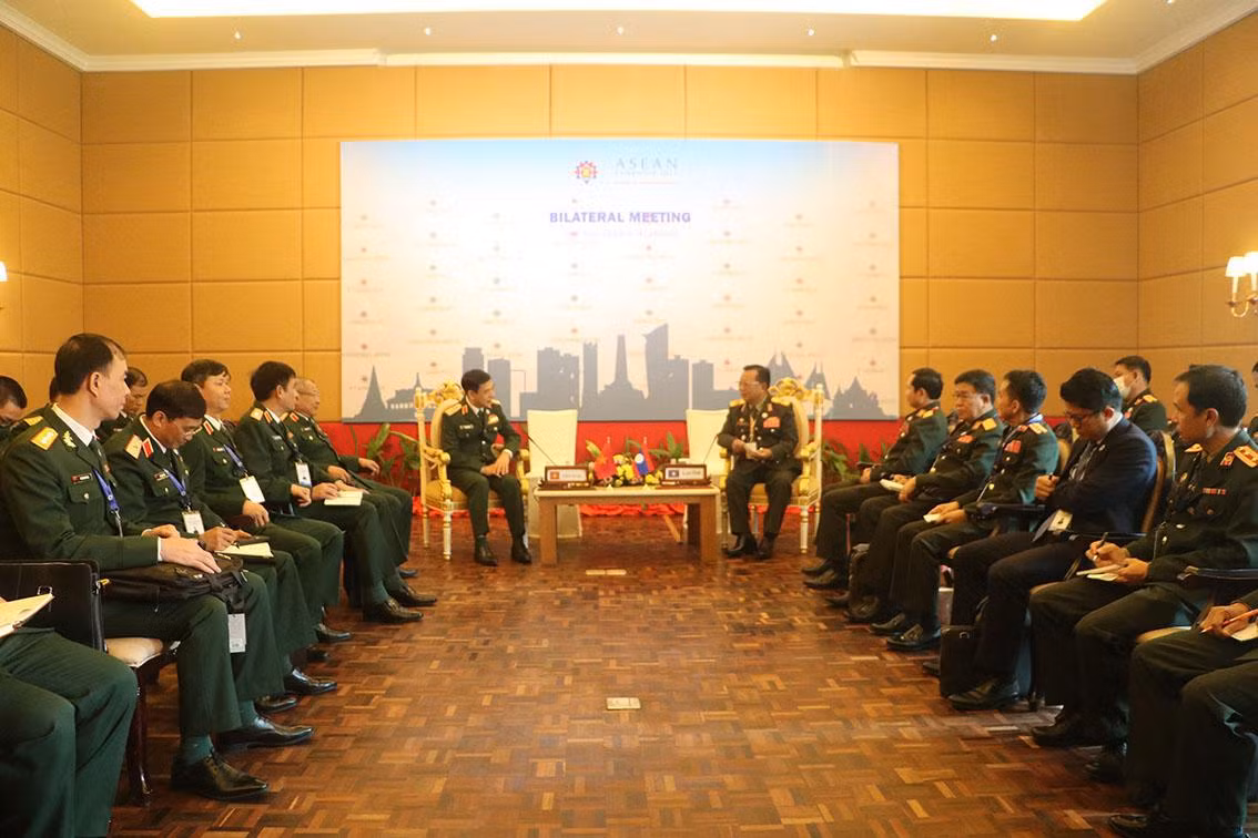 Bộ trưởng Phan Văn Giang gặp song phương Phó Thủ tướng, Bộ trưởng Quốc phòng Lào Chansamone Chanyalath. Bộ trưởng Phan Văn Giang gặp song phương Phó Thủ tướng, Bộ trưởng Quốc phòng Lào Chansamone Chanyalath.
