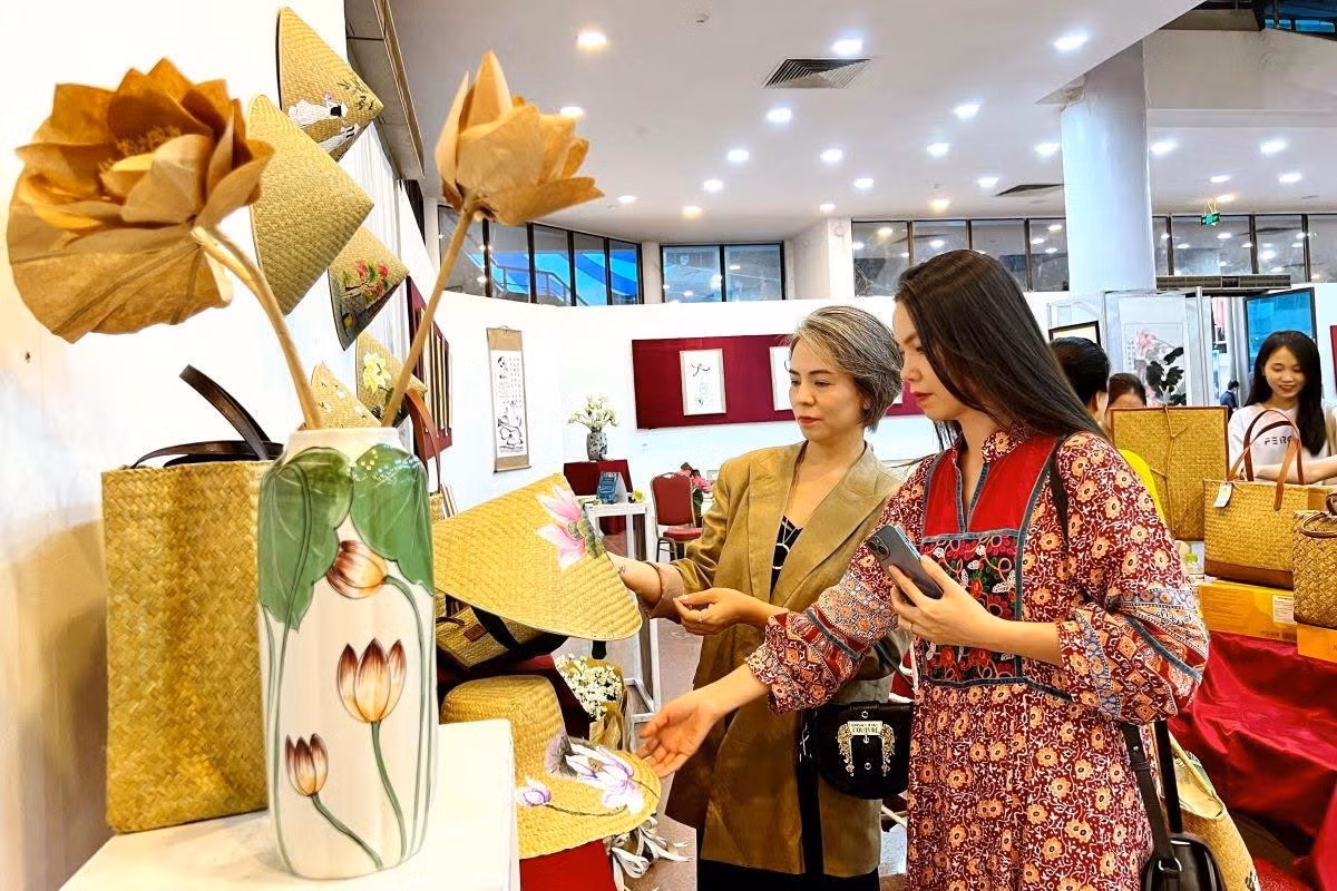 Một gian trưng bày túi, mũ, nón làm từ cỏ bàng - sản phẩm làng nghề từ Thừa Thiên-Huế. Một gian trưng bày túi, mũ, nón làm từ cỏ bàng - sản phẩm làng nghề từ Thừa Thiên-Huế.