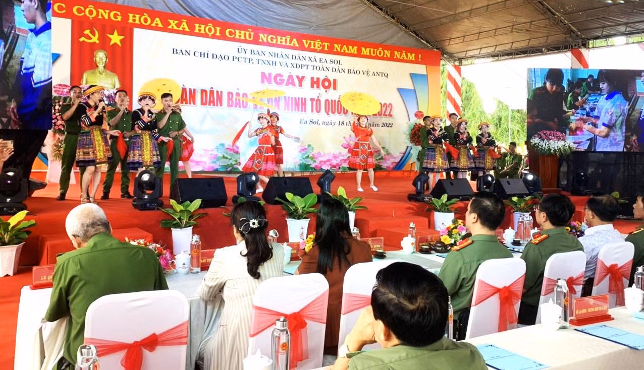 Văn nghệ chào mừng “Ngày hội toàn dân bảo vệ an ninh Tổ quốc”. Văn nghệ chào mừng “Ngày hội toàn dân bảo vệ an ninh Tổ quốc”.