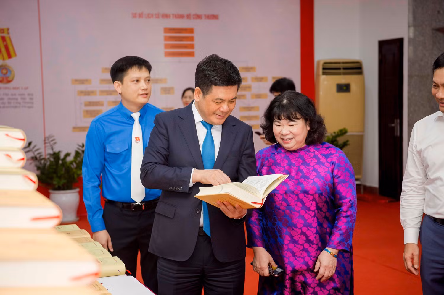 Bộ trưởng Bộ Công Thương Nguyễn Hồng Diên tại gian trưng bày Bộ sách của Ngành.