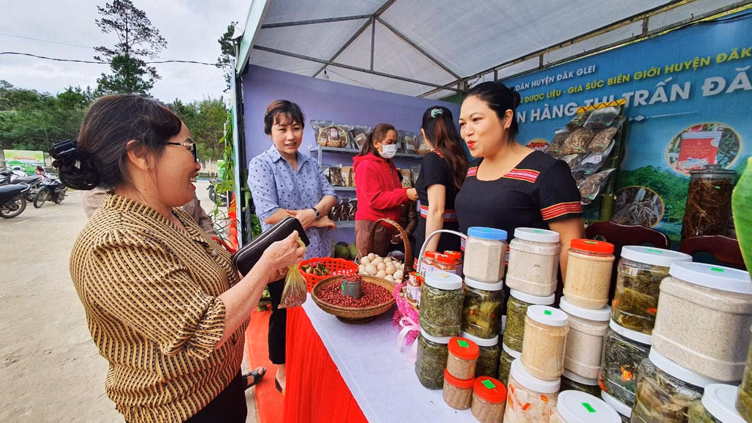 Người dân mua sắm sản phẩm địa phương tại gian hàng thị trấn Đắk Glei. Người dân mua sắm sản phẩm địa phương tại gian hàng thị trấn Đắk Glei.