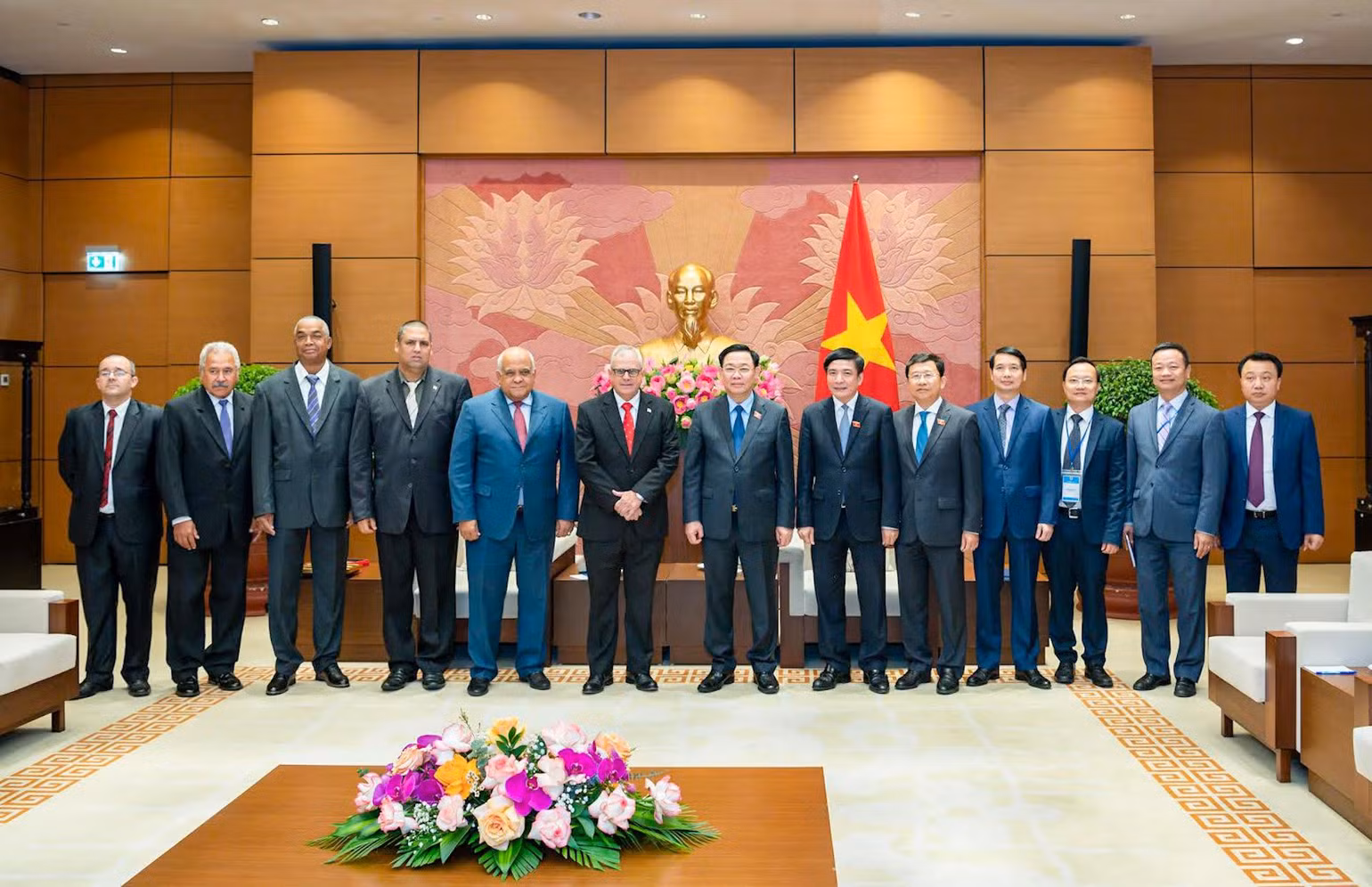 Chủ tịch Quốc hội Vương Đình Huệ và Tổng Thư ký Quốc hội và Hội đồng Nhà nước Cuba Homero Acosta Álvarez cùng đại biểu hai nước chụp ảnh lưu niệm tại buổi tiếp.