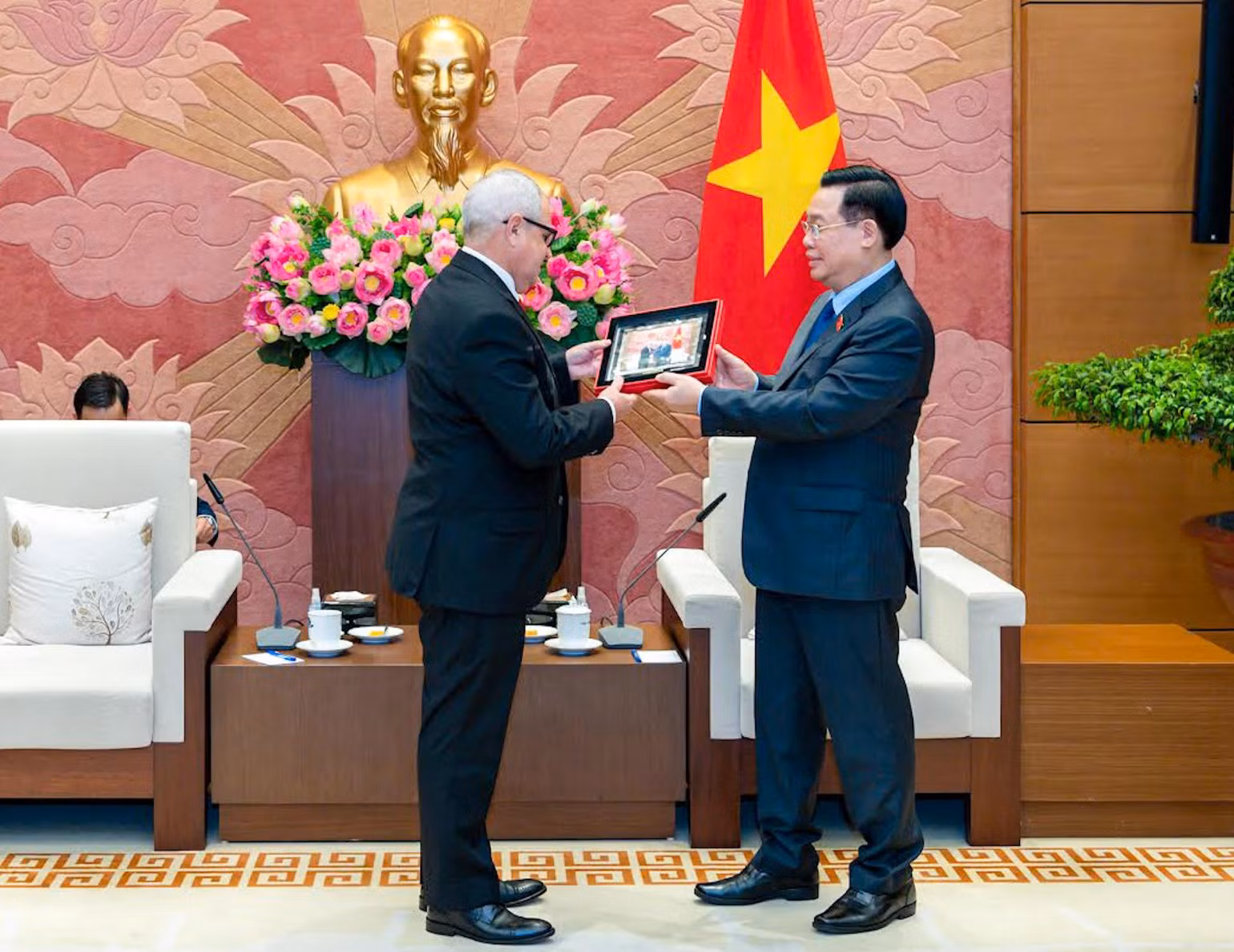 Chủ tịch Quốc hội Vương Đình Huệ tặng quà lưu niệm cho Tổng Thư ký Quốc hội và Hội đồng Nhà nước Cuba Homero Acosta Álvarez.