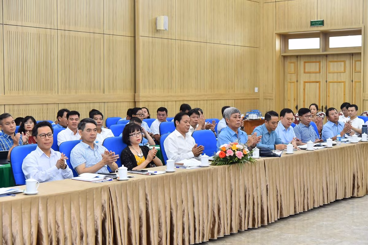 Các đồng chí lãnh đạo các ban chuyên môn, ấn phẩm, các vụ chức năng, cơ quan thường trực và phóng viên thường trú Báo Nhân Dân tại các địa phương trong cả nước tham dự hội nghị.