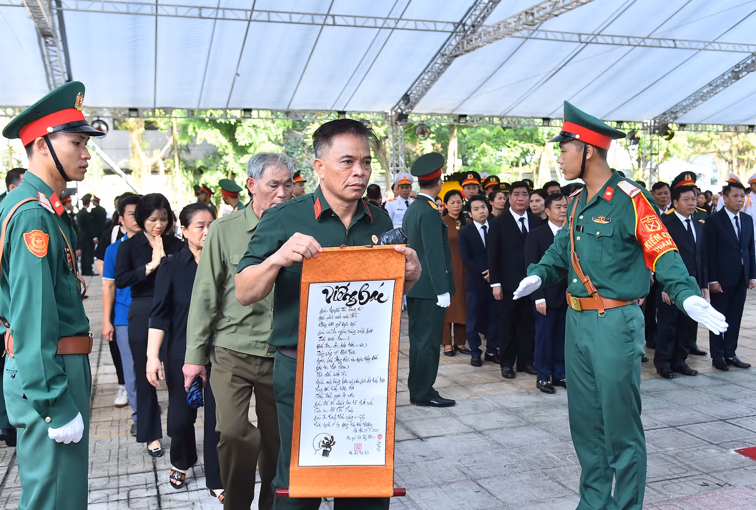 Nhiều người dân bày tỏ niềm tiếc thương với Tổng Bí thư Nguyễn Phú Trọng bằng những bức ảnh, bài thơ tự sáng tác khi đến viếng.