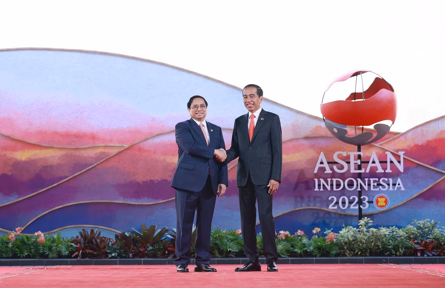 Tổng thống Indonesia Joko Widodo bắt tay chào đón Thủ tướng Phạm Minh Chính đến dự phiên khai mạc Hội nghị Cấp cao ASEAN lần thứ 42 tại Labuan Bajo. Tổng thống Indonesia Joko Widodo bắt tay chào đón Thủ tướng Phạm Minh Chính đến dự phiên khai mạc Hội nghị Cấp cao ASEAN lần thứ 42 tại Labuan Bajo.