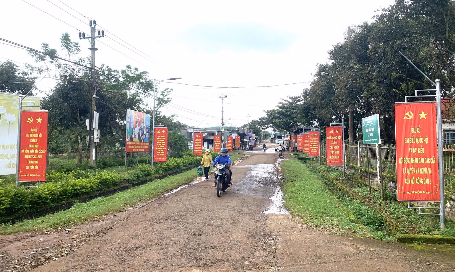Nhờ thực hiện hiệu quả các đề án, chương trình đầu tư trong vùng đồng bào dân tộc thiểu số và miền núi nên bộ mặt nông thôn nhiều xã vùng dân tộc thiểu số ở Đắk Lắk có sự chuyển biến tích cực. Nhờ thực hiện hiệu quả các đề án, chương trình đầu tư trong vùng đồng bào dân tộc thiểu số và miền núi nên bộ mặt nông thôn nhiều xã vùng dân tộc thiểu số ở Đắk Lắk có sự chuyển biến tích cực.