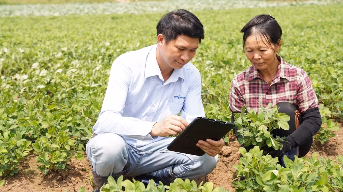 Syngenta Việt Nam luôn đồng hành và hỗ trợ phụ nữ nông thôn vượt qua những thách thức trong hoạt động sản xuất. Syngenta Việt Nam luôn đồng hành và hỗ trợ phụ nữ nông thôn vượt qua những thách thức trong hoạt động sản xuất.