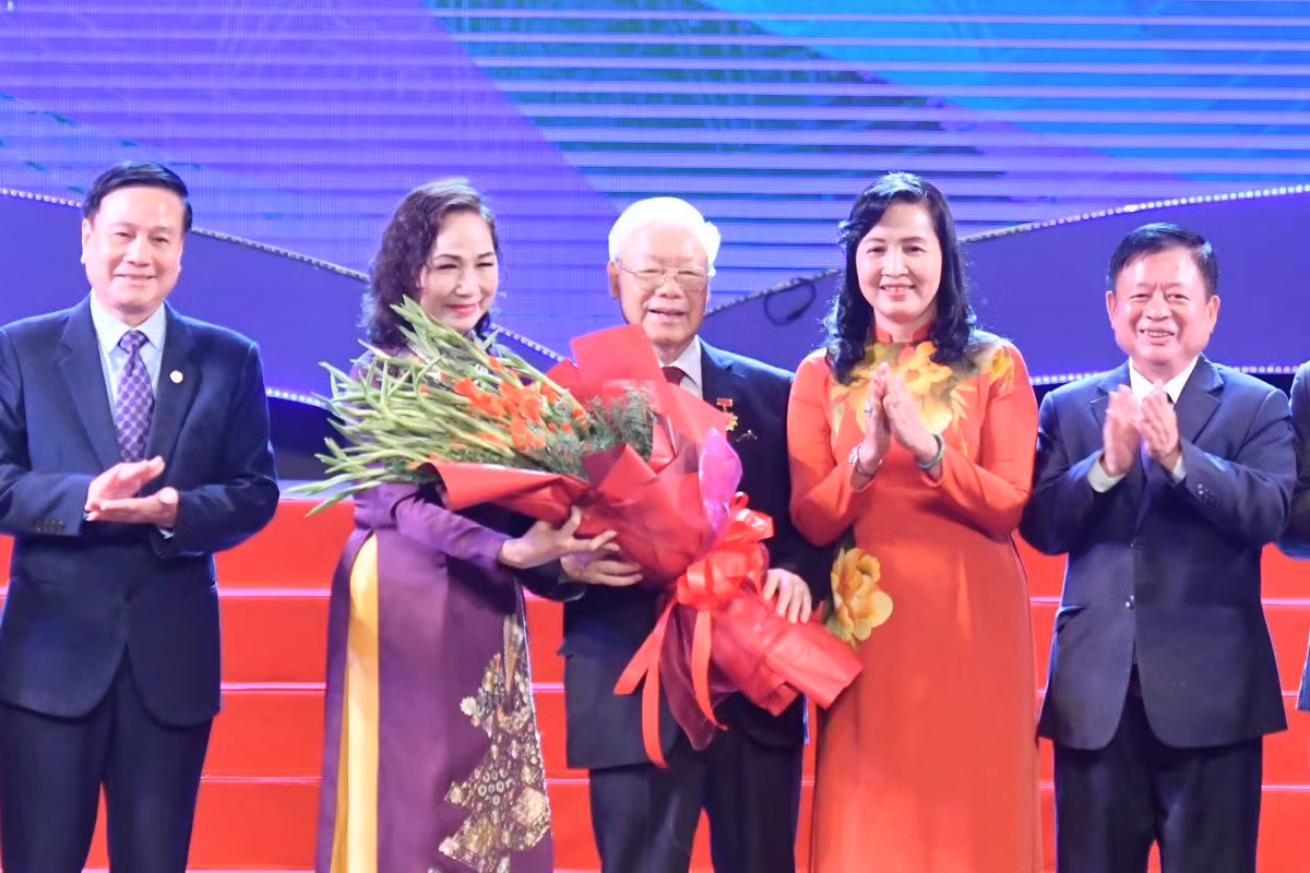 Lãnh đạo Liên hiệp các Hội Văn học nghệ thuật Việt Nam trao Kỷ niệm chương Vì sự nghiệp Văn học nghệ thuật Việt Nam và tặng hoa Tổng Bí thư Nguyễn Phú Trọng.