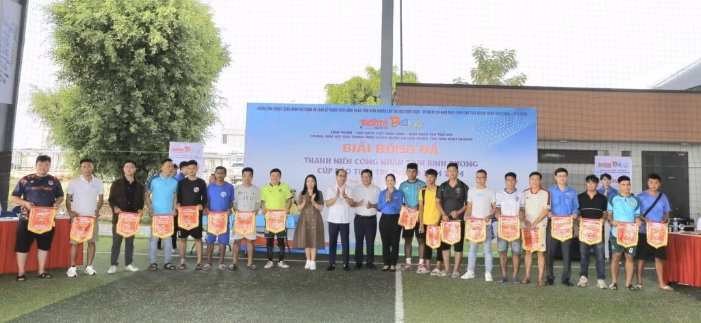 Ban Tổ chức tặng cờ tới các đại diện các đội tham dự giải. Ban Tổ chức tặng cờ tới các đại diện các đội tham dự giải.