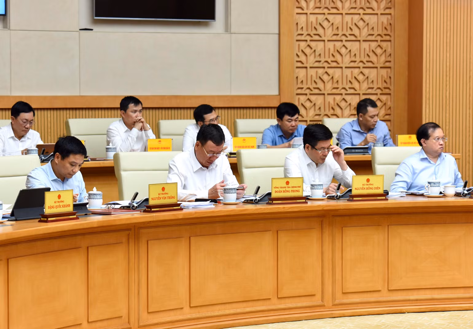 Các bộ trưởng tham dự phiên họp Chính phủ thường kỳ tháng 8 năm 2023. Các bộ trưởng tham dự phiên họp Chính phủ thường kỳ tháng 8 năm 2023.