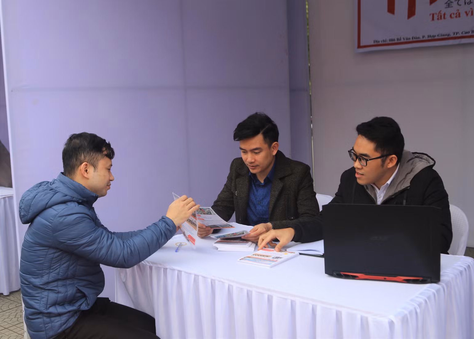 Anh Nguyễn Văn Phương, ở phường Hợp Giang, thành phố Cao Bằng (Cao Bằng) tìm hiểu thông tin, yêu cầu sang làm việc tại Nhật Bản. Anh Nguyễn Văn Phương, ở phường Hợp Giang, thành phố Cao Bằng (Cao Bằng) tìm hiểu thông tin, yêu cầu sang làm việc tại Nhật Bản.