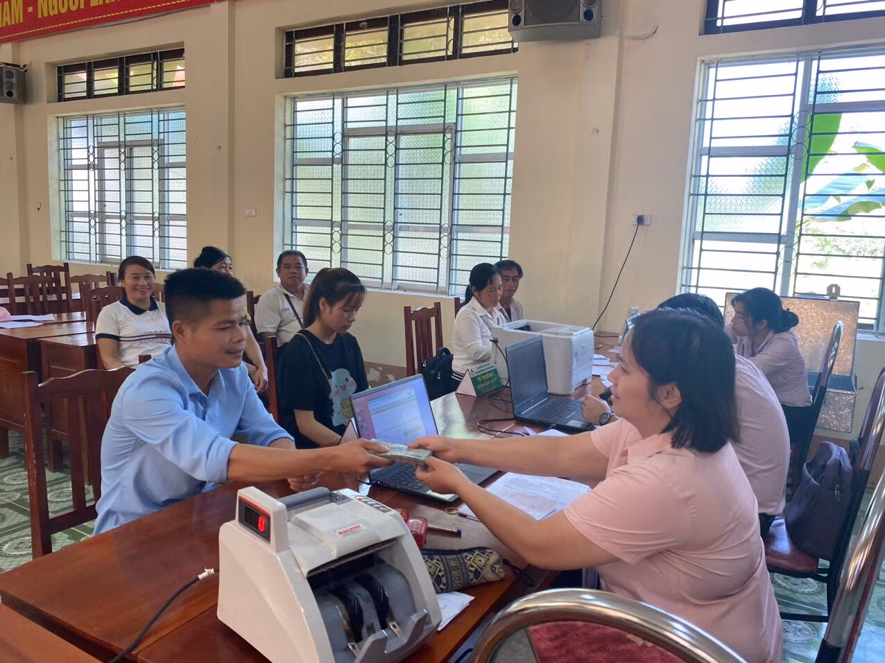 Đã có hàng nghìn hộ đồng bào dân tộc thiểu số được tiếp cận nguồn vốn ưu đãi của Ngân hàng chính sách xã hội. Đã có hàng nghìn hộ đồng bào dân tộc thiểu số được tiếp cận nguồn vốn ưu đãi của Ngân hàng chính sách xã hội.