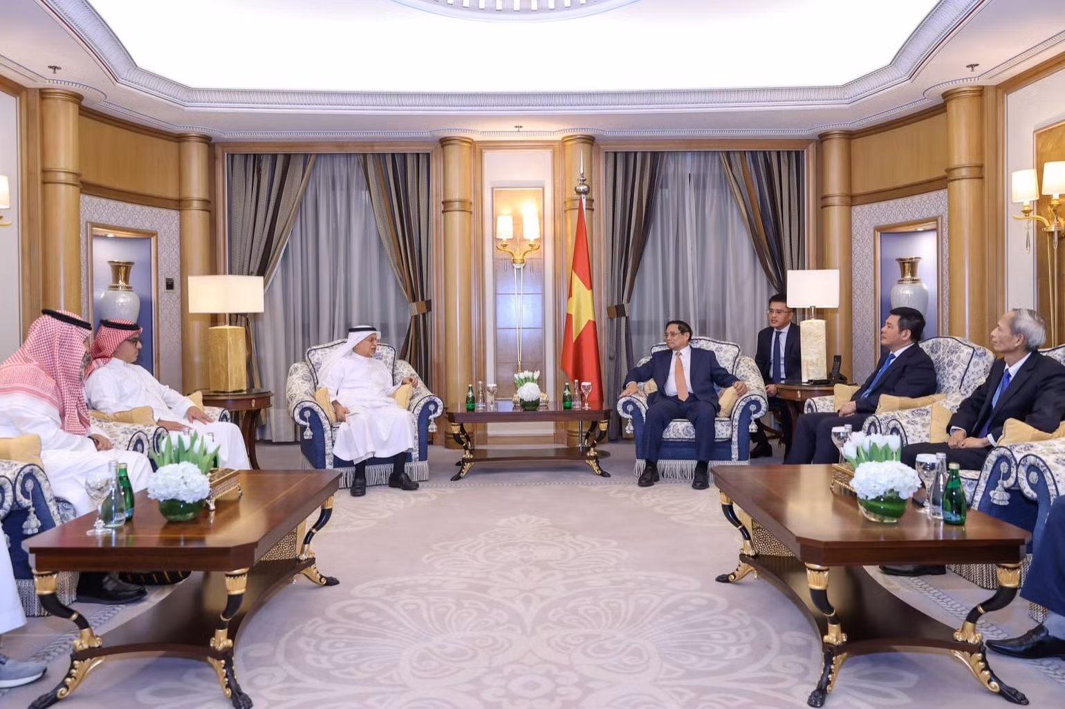 Thủ tướng Phạm Minh Chính tiếp lãnh đạo các tập đoàn lớn của Saudi Arabia gồm Zamil, Lulu và Ajlan & Bros. Thủ tướng Phạm Minh Chính tiếp lãnh đạo các tập đoàn lớn của Saudi Arabia gồm Zamil, Lulu và Ajlan & Bros.
