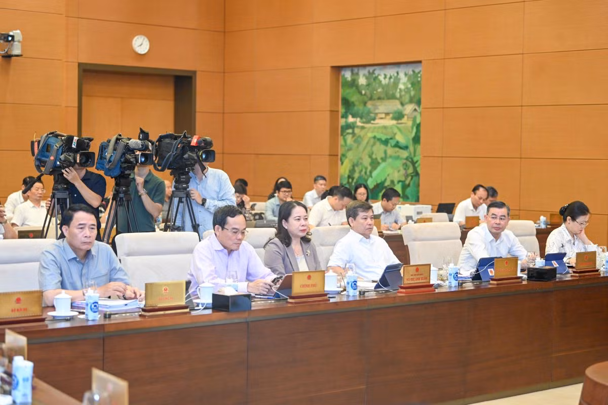 Phó Chủ tịch nước Võ Thị Ánh Xuân, Phó Thủ tướng Chính phủ Trần Lưu Quang cùng lãnh đạo các bộ, ngành dự phiên họp.
