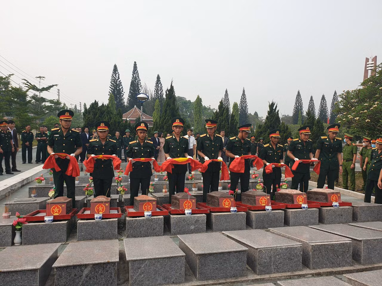 Thực hiện nghi lễ an táng các hài cốt liệt sĩ Trung đoàn 208 tại NTLS tỉnh Kon Tum. Thực hiện nghi lễ an táng các hài cốt liệt sĩ Trung đoàn 208 tại NTLS tỉnh Kon Tum.