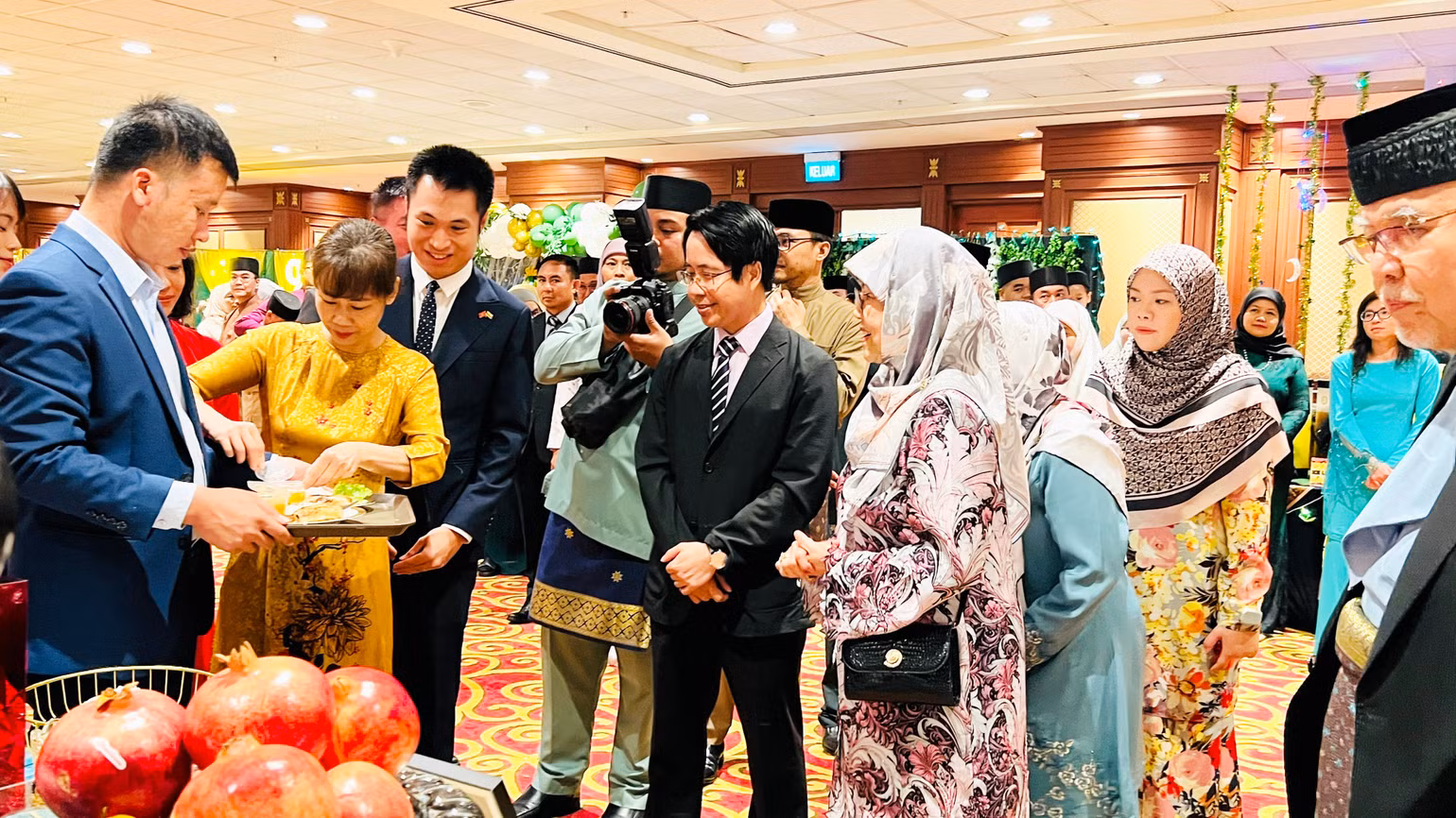 Công chúa Hajah Masna, em gái Quốc vương Brunei Hassanal Bolkiah, nghe giới thiệu về món bún chả Việt Nam tại sự kiện mừng Năm Mới Brunei (tháng 5/2024). Công chúa Hajah Masna, em gái Quốc vương Brunei Hassanal Bolkiah, nghe giới thiệu về món bún chả Việt Nam tại sự kiện mừng Năm Mới Brunei (tháng 5/2024).