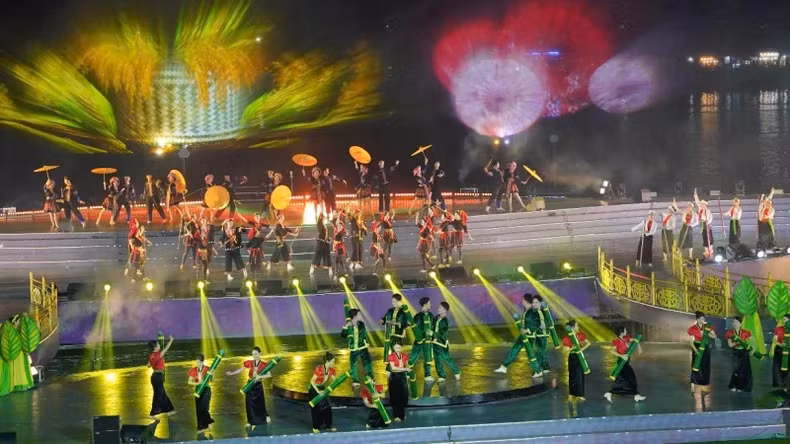 Tiết mục “Tình ca Tây Nguyên” giữa dòng sông Hương thơ mộng. Tiết mục “Tình ca Tây Nguyên” giữa dòng sông Hương thơ mộng.