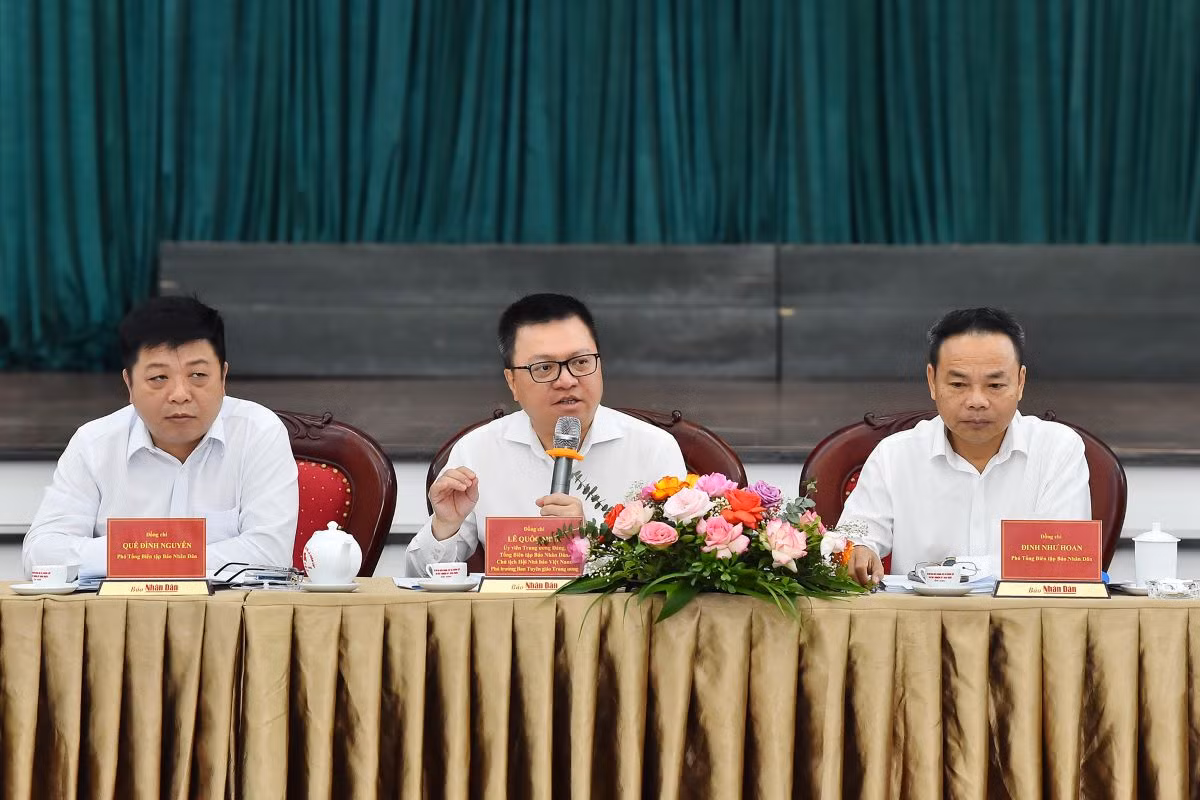 Đồng chí Lê Quốc Minh, Ủy viên Trung ương Đảng, Tổng Biên tập Báo Nhân Dân, Phó Trưởng Ban Tuyên giáo Trung ương, Chủ tịch Hội Nhà báo Việt Nam trả lời một số ý kiến được nêu ra tại hội nghị.