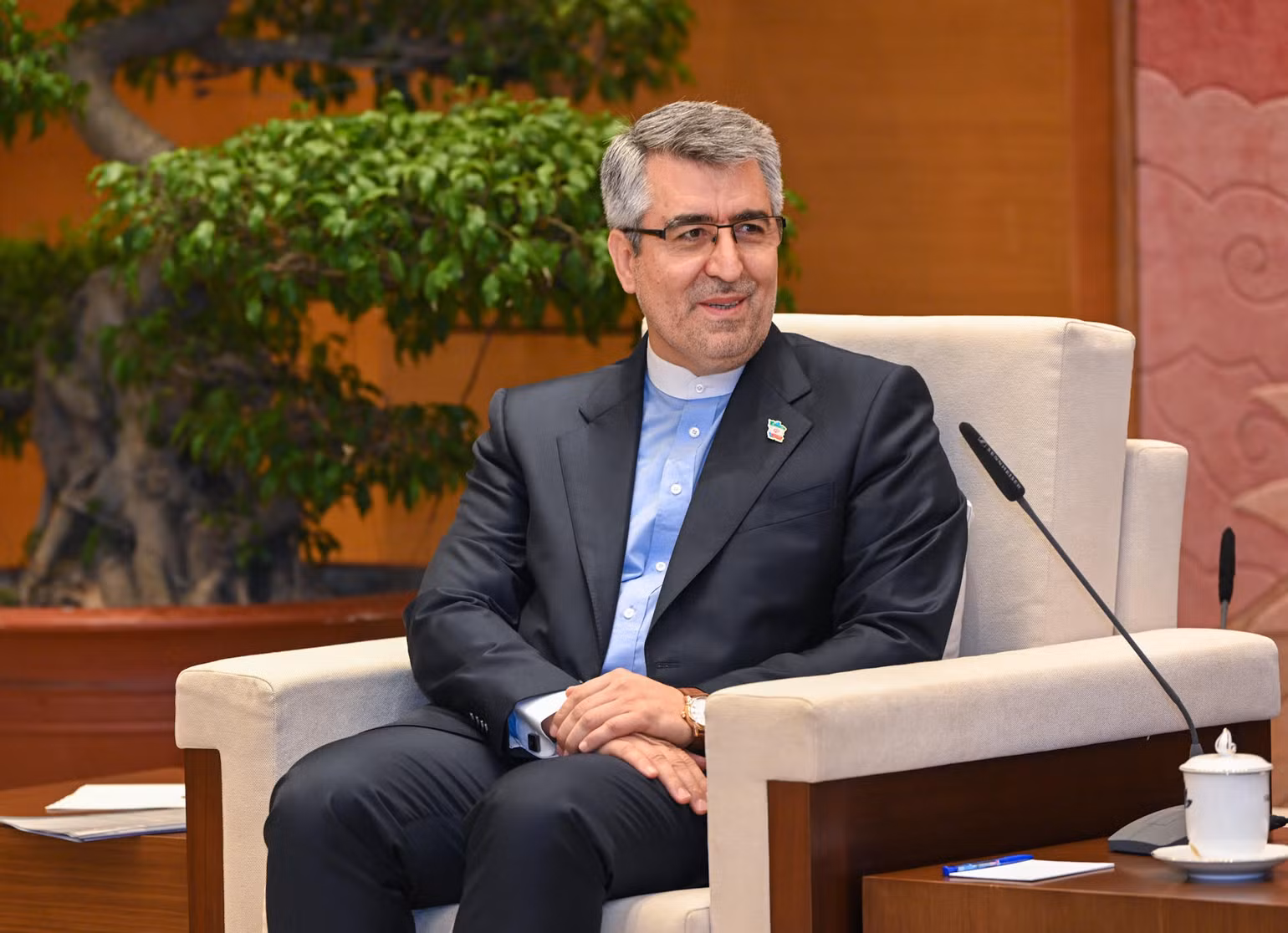 Đại sứ Iran Ali Akbar Nazar phát biểu tại buổi tiếp.