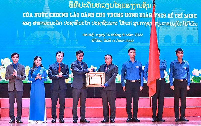 Bí thư Trung ương Đoàn Thanh niên Nhân dân Cách mạng Lào Monxay Laomuasong trao Huân chương Lao động hạng Nhất của nước Cộng hòa Dân chủ Nhân dân Lào tặng Trung ương Đoàn Thanh niên Cộng sản Hồ Chí Minh. Bí thư Trung ương Đoàn Thanh niên Nhân dân Cách mạng Lào Monxay Laomuasong trao Huân chương Lao động hạng Nhất của nước Cộng hòa Dân chủ Nhân dân Lào tặng Trung ương Đoàn Thanh niên Cộng sản Hồ Chí Minh.