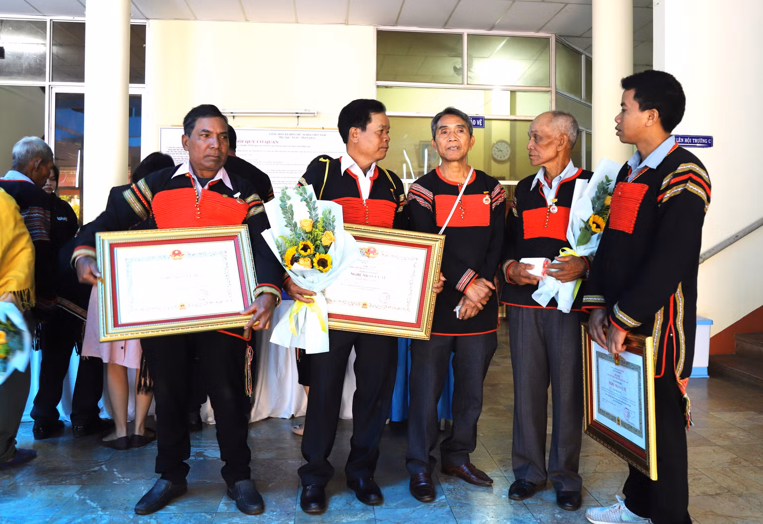 Các nghệ nhân trao đổi, trò chuyện bên lề buổi lễ.