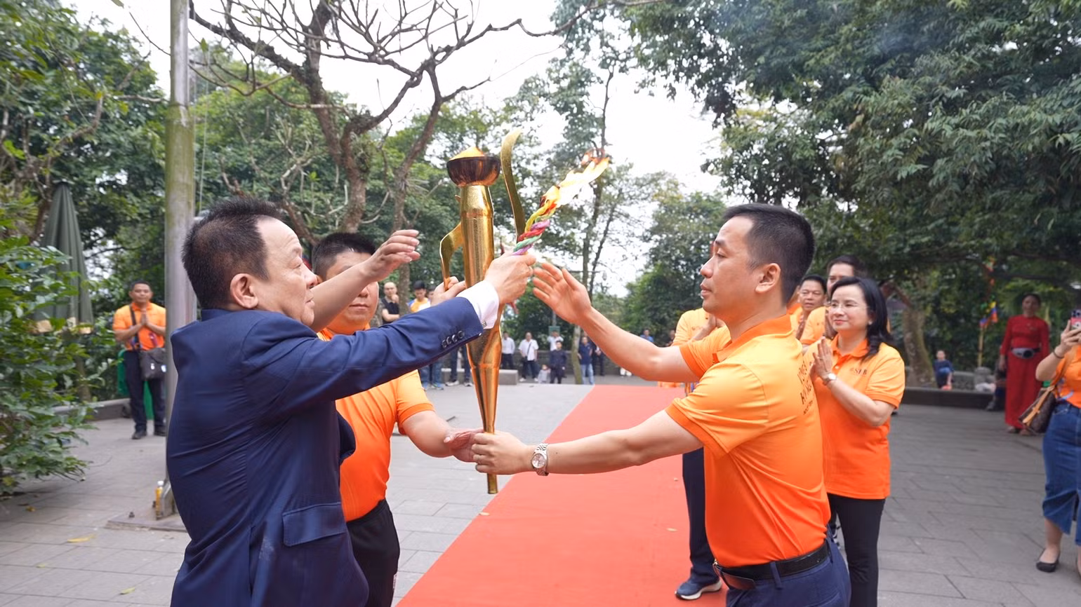 Doanh nhân Đỗ Quang Hiển trao truyền ngọn lửa thiêng cho cán bộ nhân viên T&T - SHB truyền rước từ đền Hùng về SVĐ Mỹ Đình Doanh nhân Đỗ Quang Hiển trao truyền ngọn lửa thiêng cho cán bộ nhân viên T&T - SHB truyền rước từ đền Hùng về SVĐ Mỹ Đình