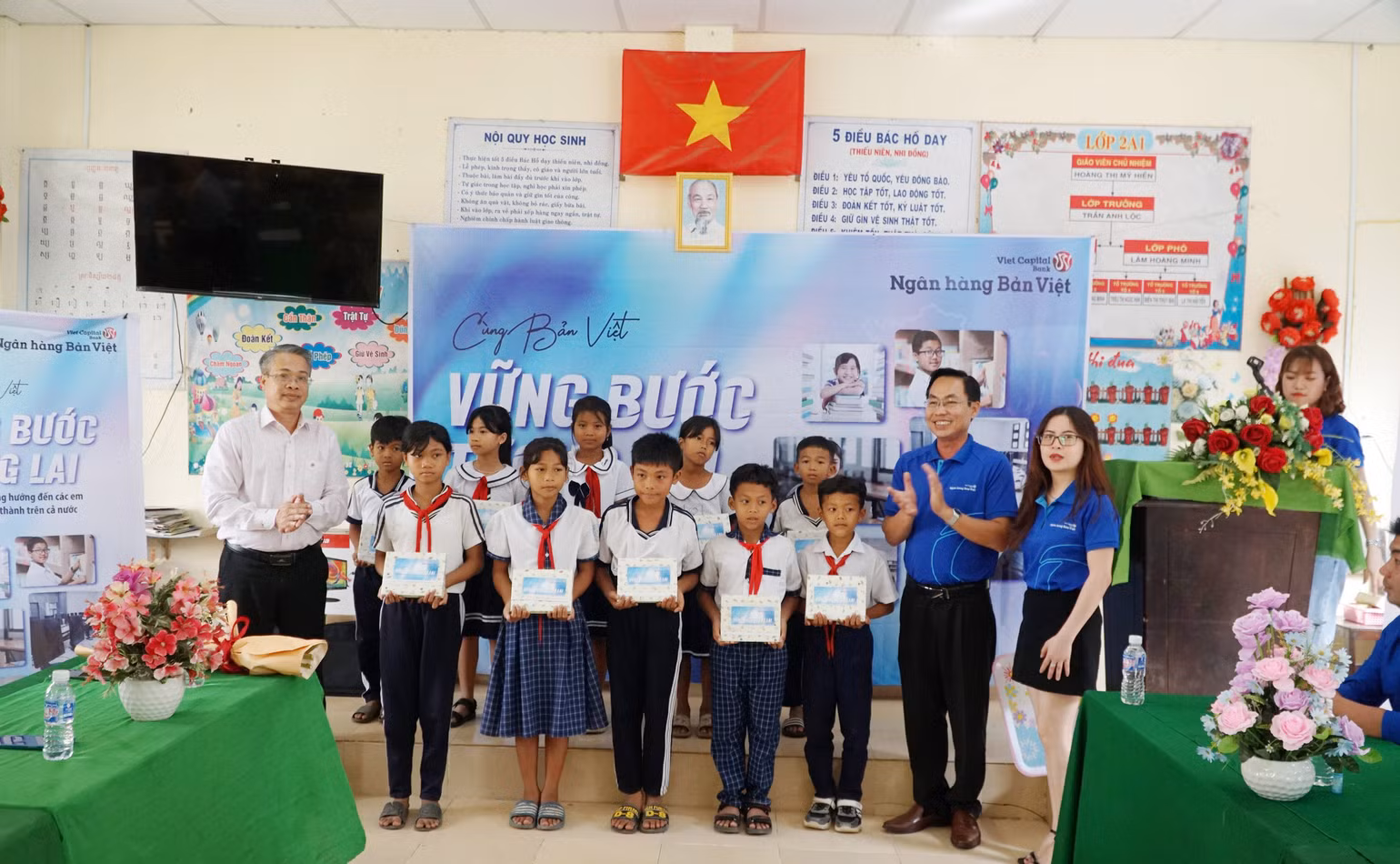 Ngân hàng Bản Việt trao tập vở cho các em học sinh dân tộc Khmer vượt khó, học giỏi. Ngân hàng Bản Việt trao tập vở cho các em học sinh dân tộc Khmer vượt khó, học giỏi.