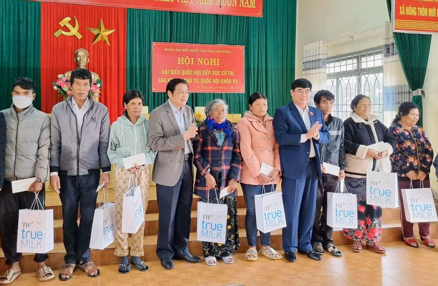 Đồng chí Phan Đình Trạc và Trần Đình Văn trao quà tặng các gia đình chính sách xã Đạ Nhim. Đồng chí Phan Đình Trạc và Trần Đình Văn trao quà tặng các gia đình chính sách xã Đạ Nhim.