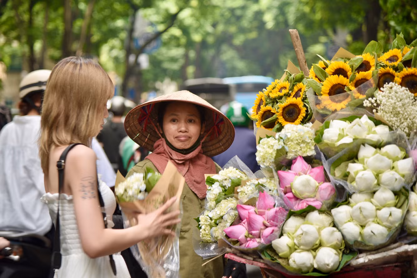 Cứ khoảng 2 mét lại có một gánh hàng hoa đầy màu sắc. Hoa sen, hoa baby, hướng dương, cẩm tú cầu,… là những loài hoa được nhiều người ưa chuộng. Cứ khoảng 2 mét lại có một gánh hàng hoa đầy màu sắc. Hoa sen, hoa baby, hướng dương, cẩm tú cầu,… là những loài hoa được nhiều người ưa chuộng.
