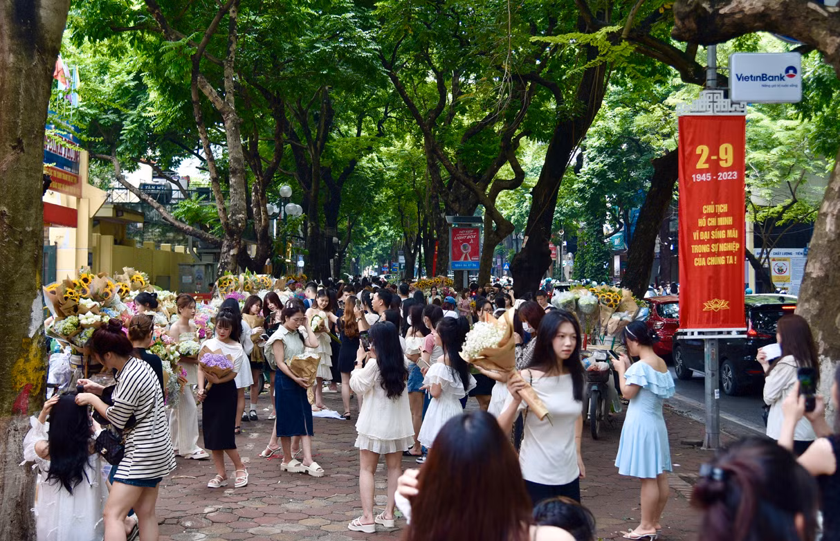 Dần về trưa, số lượng người đến chụp ảnh ngày càng đông. Dần về trưa, số lượng người đến chụp ảnh ngày càng đông.