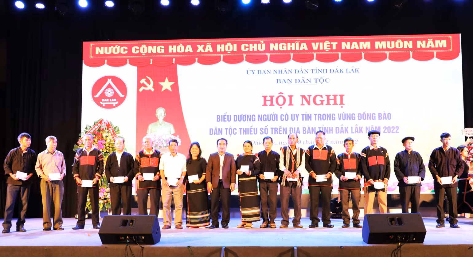 Đại diện Ủy ban Dân tộc tặng 100 suất quà cho người có uy tín tiêu biểu trên địa bàn tỉnh Đắk Lắk.