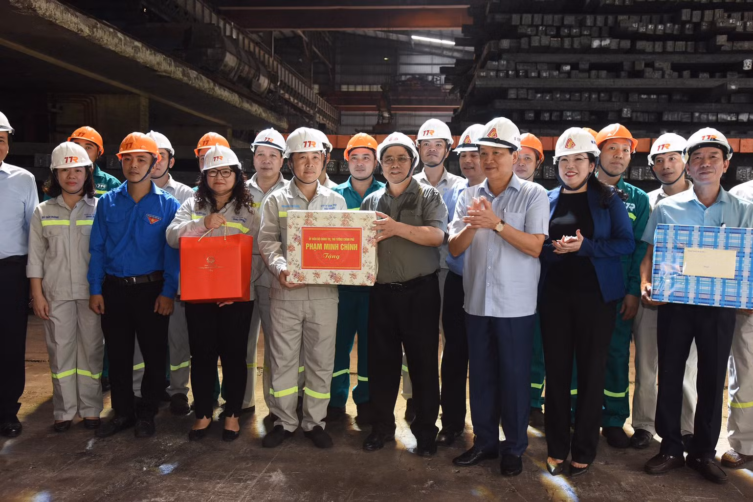 Thủ tướng Phạm Minh Chính thăm hỏi và tặng quà cho công nhân Nhà máy Cán thép Thái Trung. Thủ tướng Phạm Minh Chính thăm hỏi và tặng quà cho công nhân Nhà máy Cán thép Thái Trung.