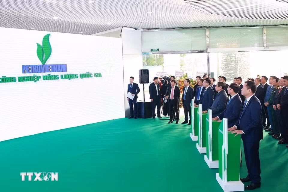 Thủ tướng Phạm Minh Chính và các đại biểu thực hiện nghi thức phát triển Petrovietnam trở thành Tập đoàn Công nghiệp năng lượng quốc gia.