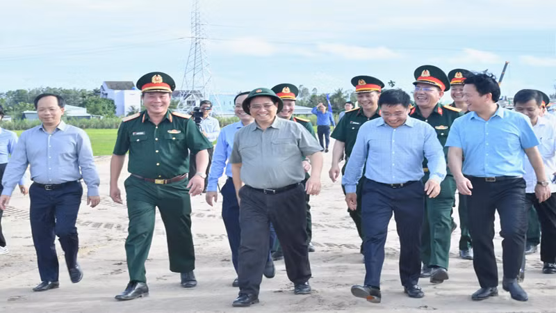 Thủ tướng Phạm Minh Chính đi thị sát, kiểm tra dự án tuyến cao tốc Cần Thơ-Cà Mau, đoạn qua tỉnh Hậu Giang.
