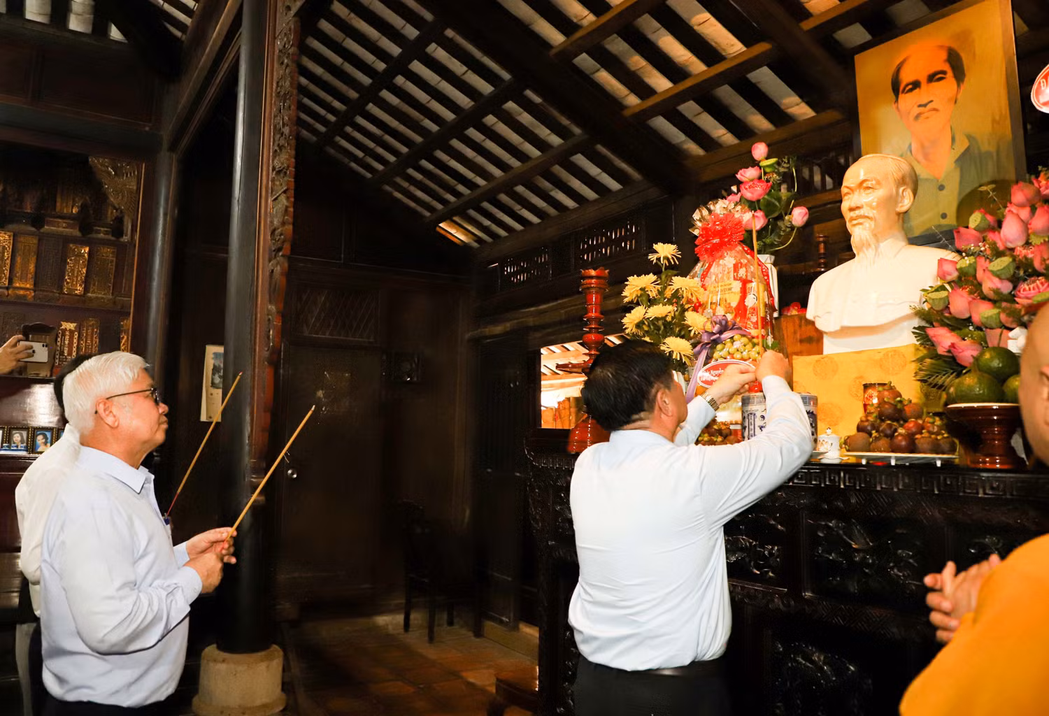 Đồng chí Nguyễn Trọng Nghĩa dâng hương tại Khu lưu niệm cụ Phó bảng Nguyễn Sinh Sắc. Đồng chí Nguyễn Trọng Nghĩa dâng hương tại Khu lưu niệm cụ Phó bảng Nguyễn Sinh Sắc.