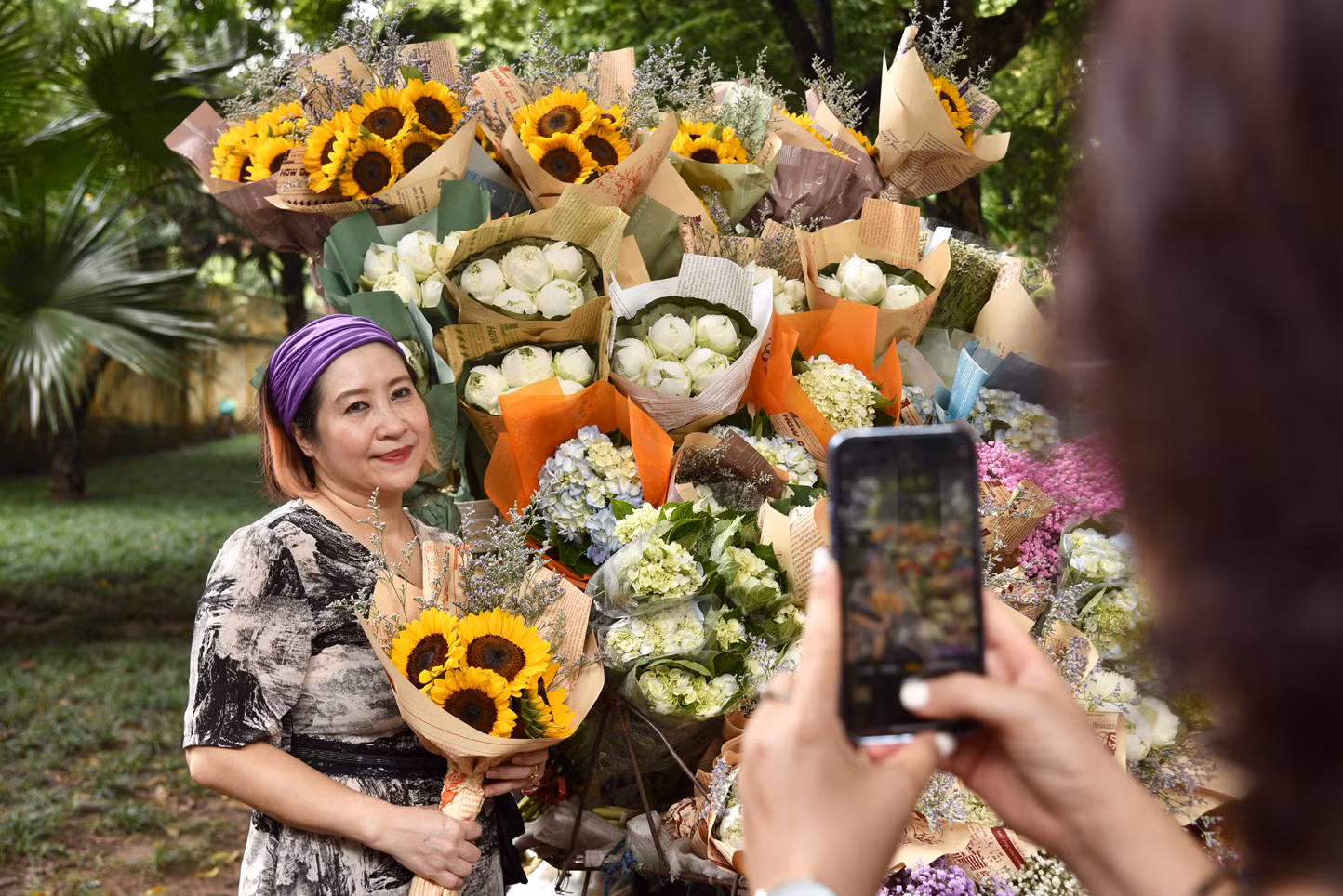 Cô Trần Tuyết Mai, trú tại quận Hoàn Kiếm chia sẻ: “Là một người Hà Nội, mùa thu nào tôi cũng đến đây chụp ảnh. Nhờ đó, tôi cảm thấy mình như được trẻ lại và càng thêm yêu thành phố này”. Cô Trần Tuyết Mai, trú tại quận Hoàn Kiếm chia sẻ: “Là một người Hà Nội, mùa thu nào tôi cũng đến đây chụp ảnh. Nhờ đó, tôi cảm thấy mình như được trẻ lại và càng thêm yêu thành phố này”.