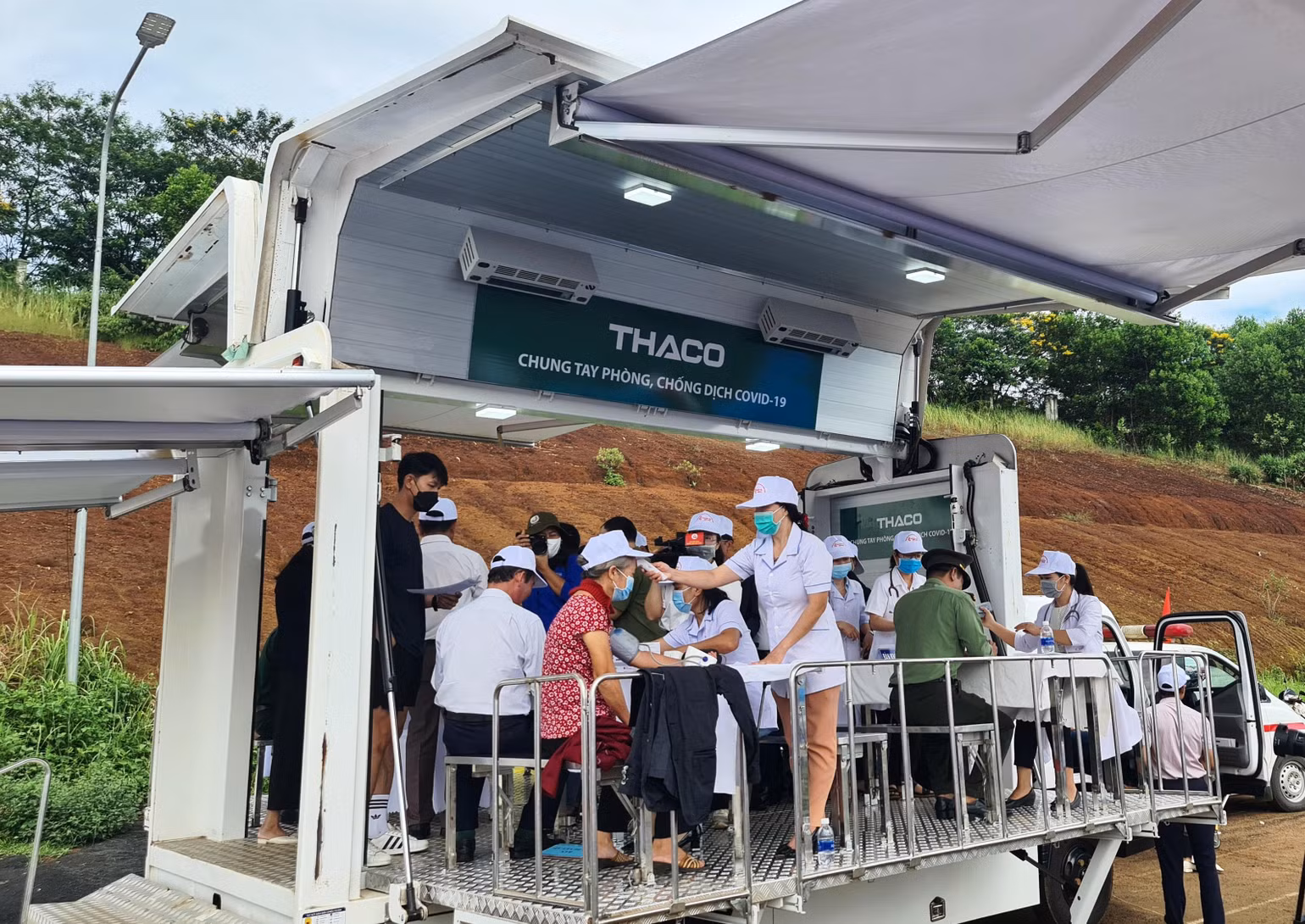Ngành y tế Đắk Nông bố trí xe lưu động tiêm vaccine phòng Covid-19 cho toàn thể cán bộ, viên chức và nhân dân ngay tại lễ phát động. Ngành y tế Đắk Nông bố trí xe lưu động tiêm vaccine phòng Covid-19 cho toàn thể cán bộ, viên chức và nhân dân ngay tại lễ phát động.