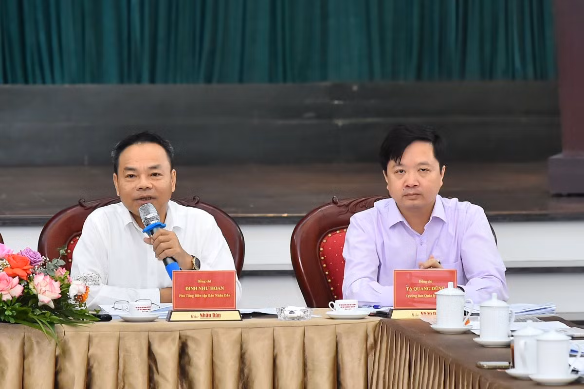 Tiếp sau lễ khai mạc hội nghị, đồng chí Đinh Như Hoan, Phó Tổng Biên tập Báo Nhân Dân điều hành nội dung thảo luận giữa đại diện các cơ quan thường trực, phóng viên thường trú các tỉnh, thành phố, các ban, ấn phẩm, đơn vị của Báo Nhân Dân.