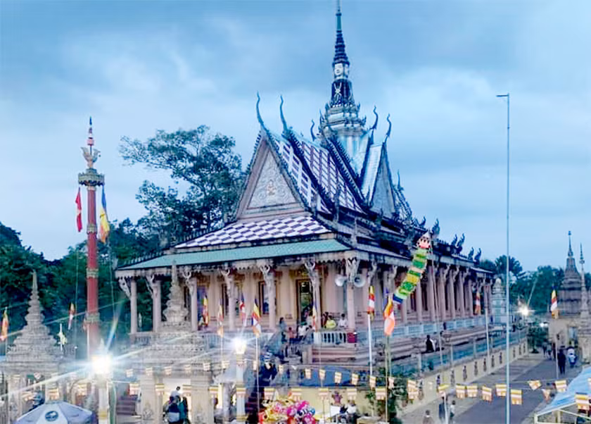Ngôi chùa Bãi Sào, huyện Mỹ Xuyên, tỉnh Sóc Trăng được trang hoàng lộng lẫy đón lễ Sene Dolta.