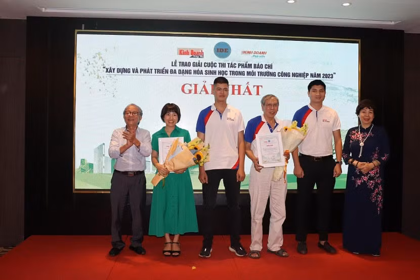 Các tác giả nhận Giải Nhất cuộc thi.